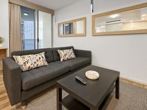 2-Bed City Apartment with Gym & Pool Access