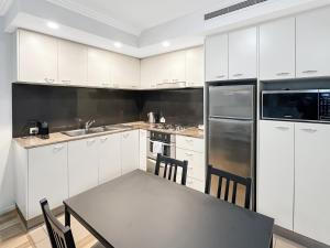 2-Bed City Apartment with Gym & Pool Access