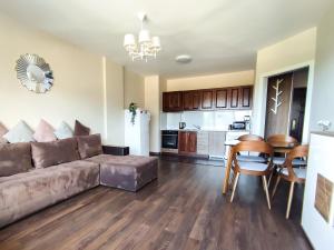 Deluxe Apartment "Detelina" 200m from SKI ROAD