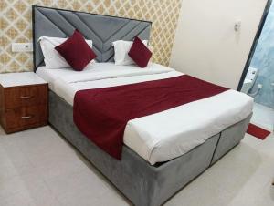 NIKUNJ VAN By Hare Krishna Ambiance