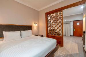 Wyndham Garden Baronne Plaza