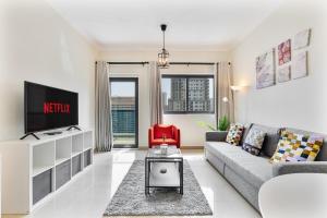 Sleek 1BR with City Views, Near Marina & Metro