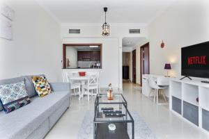 Sleek 1BR with City Views, Near Marina & Metro