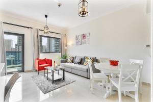 Sleek 1BR with City Views, Near Marina & Metro