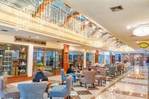 Penthouse Studio w Mountain View and Balcony