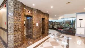 Penthouse Studio w Mountain View and Balcony