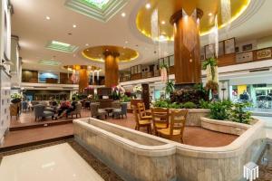 Penthouse Studio w Mountain View and Balcony