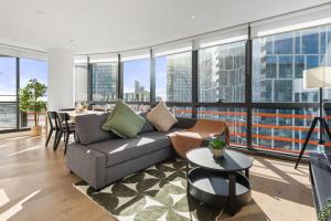 10N Abnb-Style Apt River View with Pool & Gym and 2 Parking Near Tram & DFO