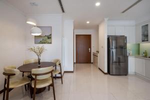 LUNA Apartment - Vinhomes Landmark 81 Urban