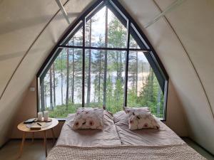 Private Lakefront Dome Cabin Sauna & Breakfast Lumous