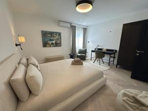 Stunning Seafront Apartment, Panoramic Sea Views