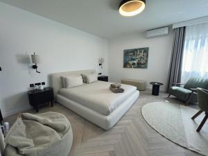 Stunning Seafront Apartment, Panoramic Sea Views