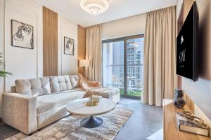 STAY BY LATINEM Luxury 1BR and Study Holiday Home CC 2808 Near Downtown