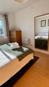 Stylish 2 Bed Home with parking