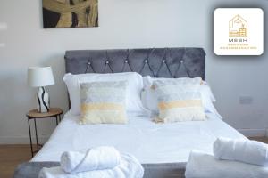 Canterbury 7-Guest Home with Parking, Wi-Fi & Modern Comfort by Mesh Accommodation