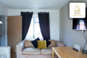 Canterbury Contractor & Family Home - Sleep 7 with Free Parking by Mesh Accommodation