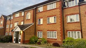 Stylish 2 Bed Home with parking