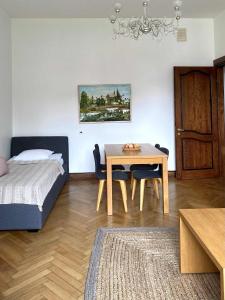 Spacious Old Town Apt, 3 Rooms, Sleeps 6-7