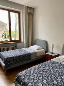 Spacious Old Town Apt, 3 Rooms, Sleeps 6-7