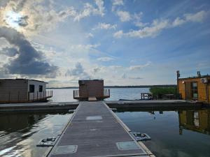 Domki na wodzie, Apartamenty, Houseboat, Jezioro Bukowo, Mierzeja "Natura Dąbkowice 5G"