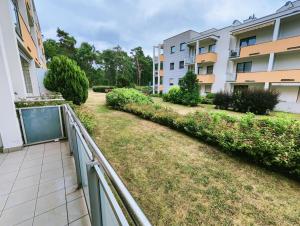 Apartament Bursztynowy Jantar 2 pokojowy z ogrodzonym tarasem przy nadmorskim lesie
