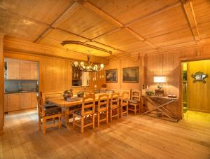 Elegant Tablà with Garden R&R