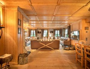 Elegant Tablà with Garden R&R