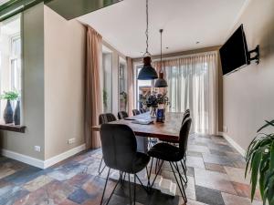 Stylish Farmhouse with Spa Tub