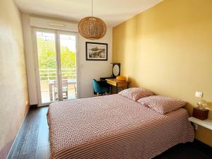 Apt with 2 bedrooms, terrace, pool & parking