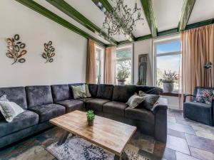 Stylish Farmhouse with Spa Tub