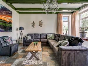 Stylish Farmhouse with Spa Tub