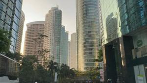 55-SQM 1-BR golf club view condo in Central BGC