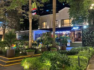 55-SQM 1-BR golf club view condo in Central BGC