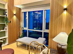 55-SQM 1-BR golf club view condo in Central BGC