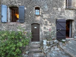 Maison provençale dans village médiéval