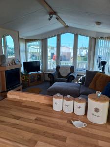 THE HUT 4 berth Caravan with cot bed