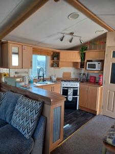 THE HUT 4 berth Caravan with cot bed