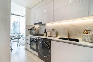 Airstay - Cozy Smart Studio - City Views - Monthly Offer Available