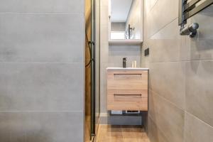 Heart of City Studio #2 by BookingHost