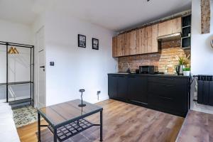 Heart of City Studio #2 by BookingHost