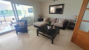 Beachfront spacious 4-Bed Apartment, Los Granados