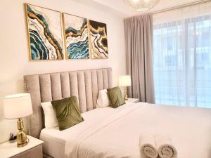 Stylish 2BR Duplex Apartment with Balcony & Access to Pool - Ubytování bez kategorie ve městě Rás al-Chajma