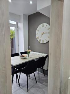 Long Short Stays Driveway 2-Bed Hull