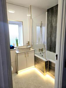 Long Short Stays Driveway 2-Bed Hull