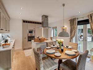 2 Bed in Robin Hoods Bay G0179