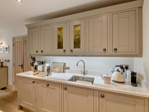 2 Bed in Robin Hoods Bay G0179