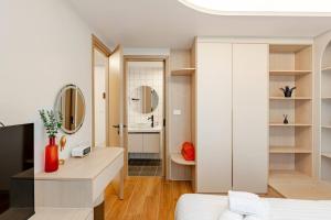 Fantasea Kamala Walk to Beach Pool & Gym Modern 1BR