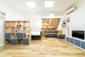 Modern Colorful Apartment Near Vranov Center