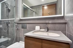 STAY BY LATINEM Luxury 1BR Plus Study Holiday Home CB 2808 Near Downtown