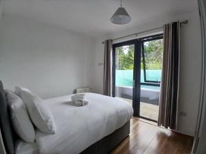 Newly Refurbed 2BD Wraparound Balcony 5km to City